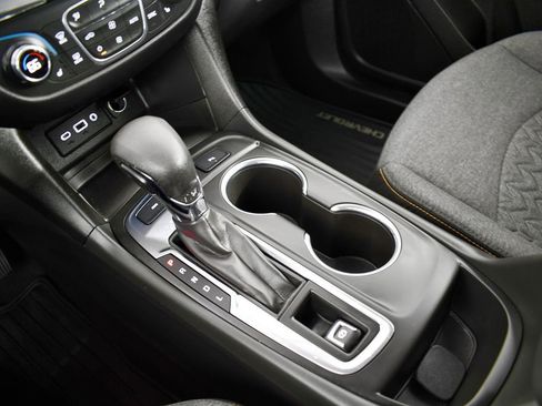 Used 2022 Chevrolet Equinox LT w/ Driver Convenience Package image 30