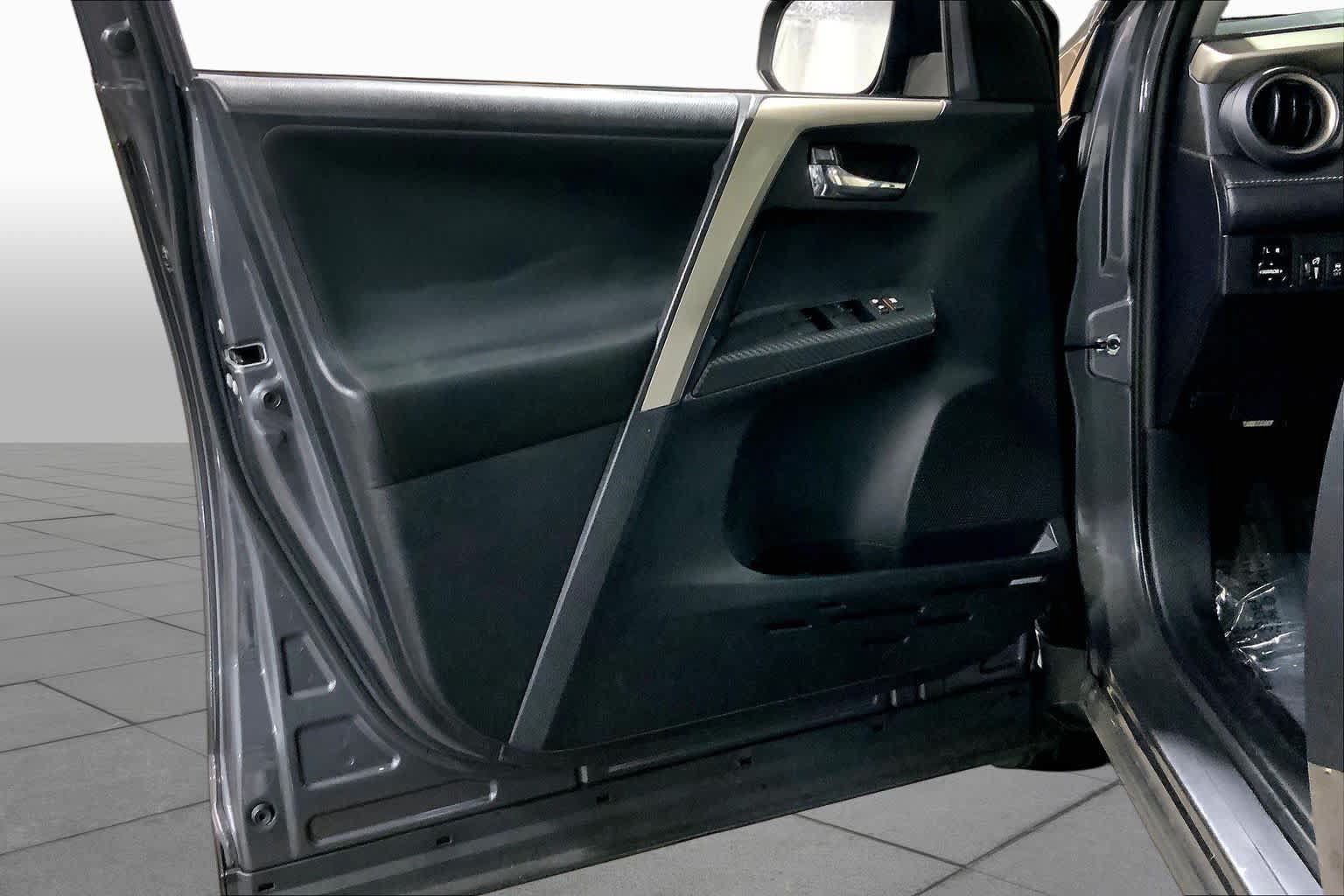 Used 2014 Toyota RAV4 XLE AWD/4WD image 22