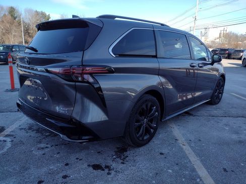Used 2022 Toyota Sienna XSE image 7