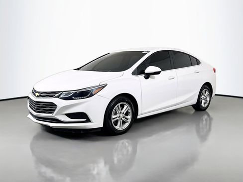 Used 2017 Chevrolet Cruze LT image 4