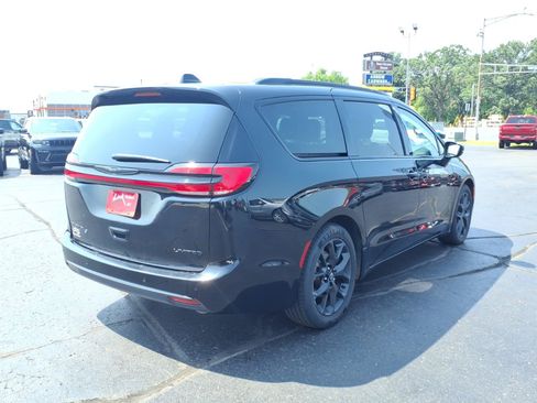 Used 2025 Chrysler Pacifica Limited FWD image 4