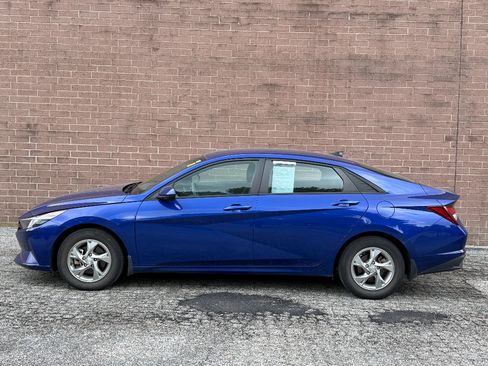 Used 2023 Hyundai Elantra SE FWD image 3