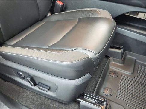 Used 2024 Nissan Pathfinder SL image 34