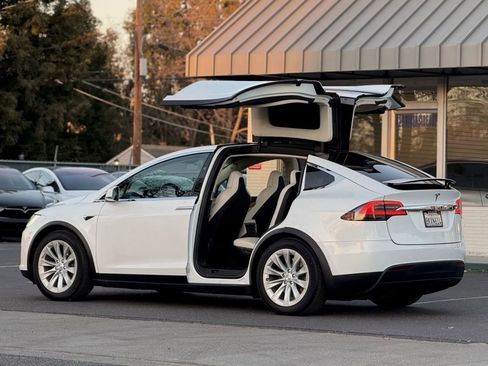 Used 2019 Tesla Model X 75D image 7