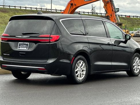 Used 2024 Chrysler Pacifica Touring-L image 3