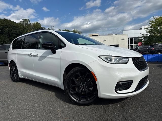 Used 2025 Chrysler Pacifica Limited FWD image 1