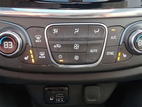 Used 2023 Chevrolet Traverse RS image 28