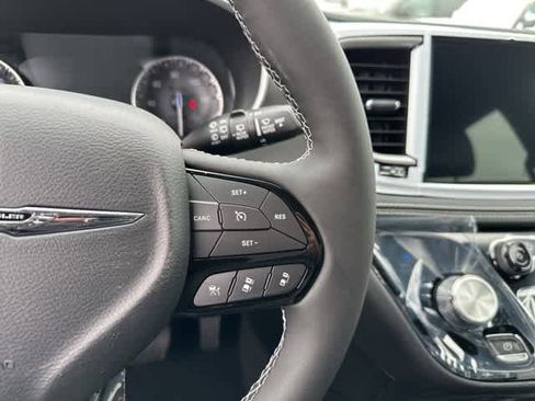 New 2026 Chrysler Pacifica Select image 6