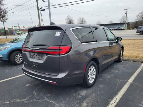 Used 2023 Chrysler Pacifica Touring-L image 4