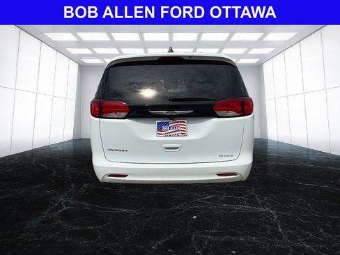 Used 2023 Chrysler Voyager LX FWD image 4