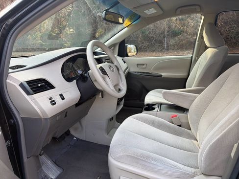 Used 2011 Toyota Sienna LE image 18