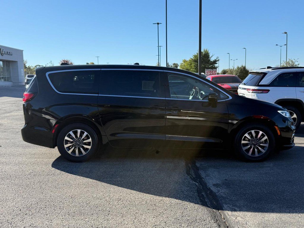 Certified 2024 Chrysler Pacifica Limited FWD image 2