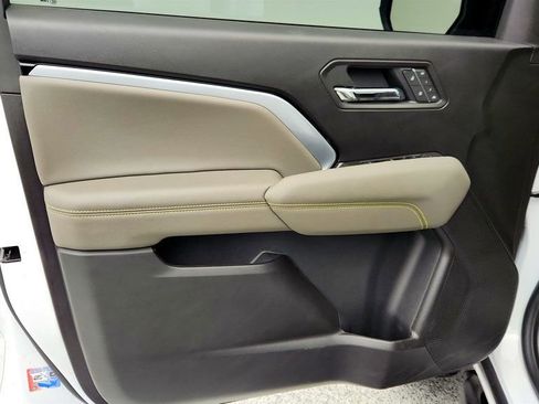 Used 2025 Chevrolet Colorado ZR2 w/ Technology Package image 11