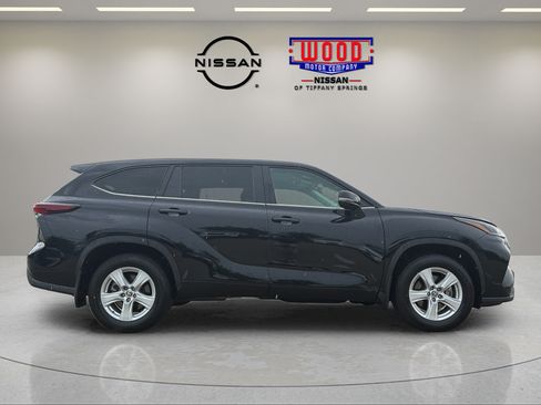 Used 2024 Toyota Highlander LE AWD/4WD image 2