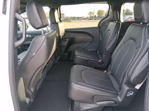 New 2026 Chrysler Pacifica Select image 17