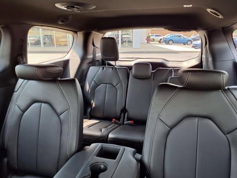 New 2026 Chrysler Pacifica Select image 17