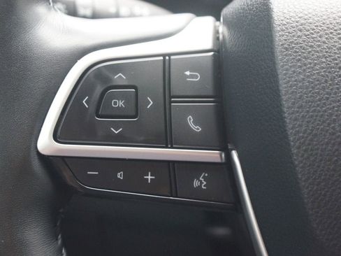 Used 2023 Toyota Highlander Limited FWD image 11