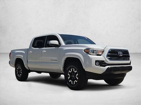 Used 2017 Toyota Tacoma SR5 AWD/4WD image 3