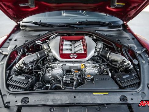 Used 2015 Nissan GT-R Premium image 24