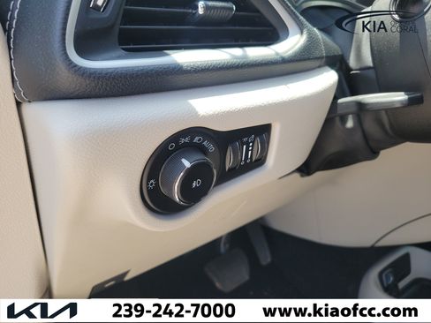 Used 2023 Chrysler Pacifica Touring-L FWD image 29