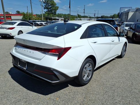 New 2026 Hyundai Elantra SE FWD image 3