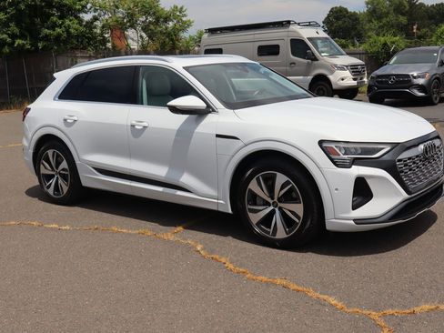 Used 2024 Audi Q8 e-tron Premium Plus w/ Premium Plus Package image 3