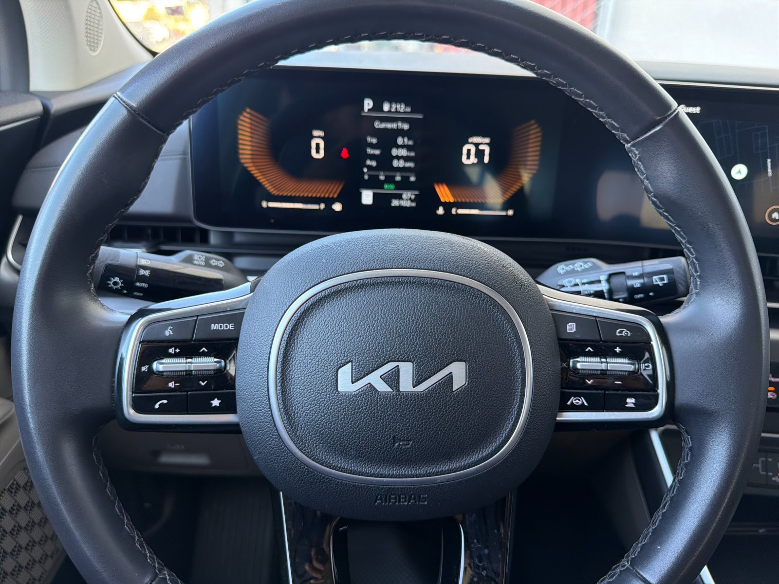 Used 2025 Kia Carnival FWD image 28