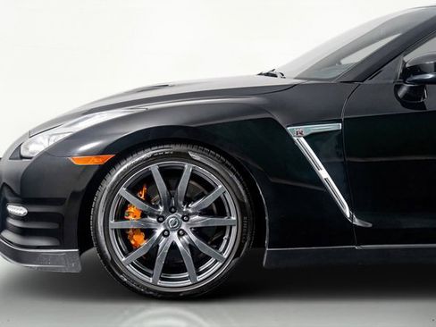 Used 2015 Nissan GT-R Premium image 17