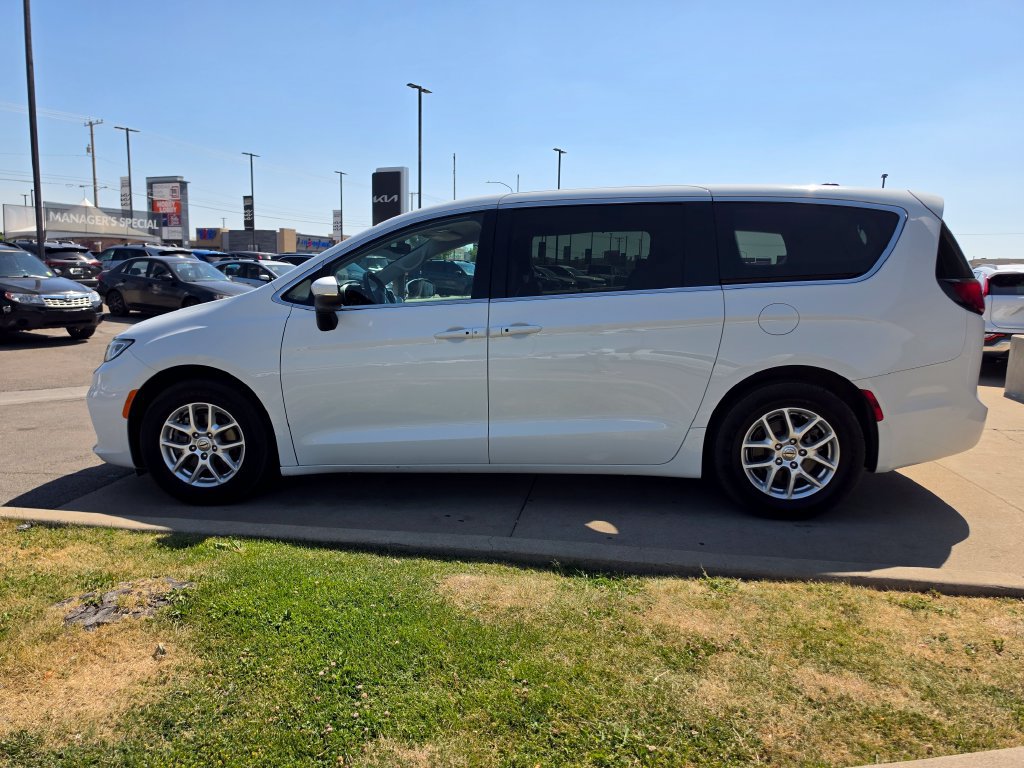 Used 2023 Chrysler Pacifica Touring-L FWD image 8