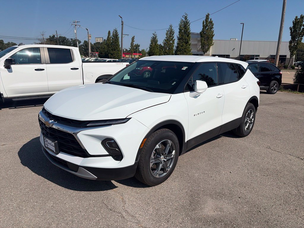 Used 2025 Chevrolet Blazer LT AWD/4WD image 2