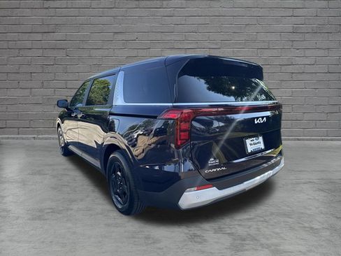 Used 2025 Kia Carnival FWD image 5