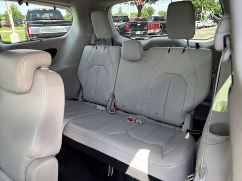 Used 2021 Chrysler Pacifica Touring-L FWD image 33