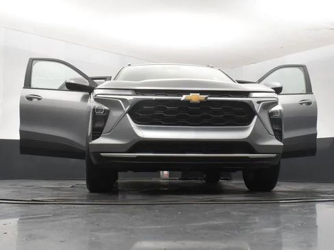 Used 2025 Chevrolet Trax LT image 11