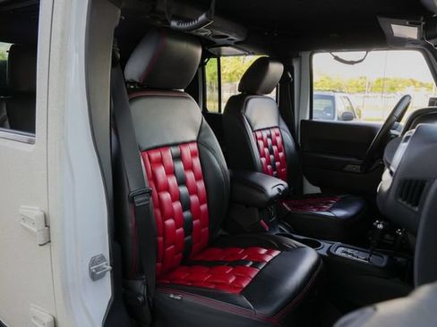 Used 2016 Jeep Wrangler Unlimited Rubicon w/ Connectivity Group AWD/4WD image 33