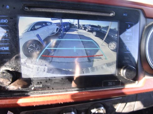 Used 2017 Toyota Tacoma TRD Sport w/ Tow Package image 10