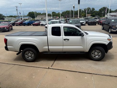 Used 2022 Toyota Tacoma SR RWD image 5