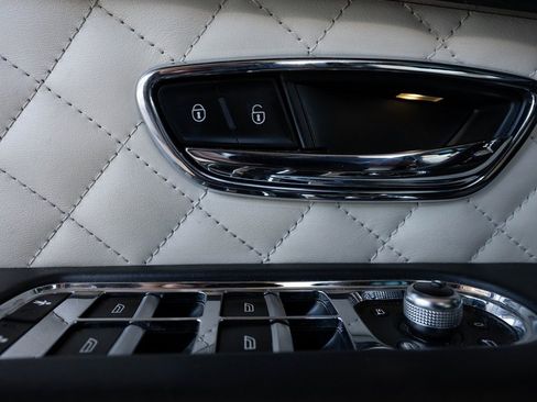 Used 2017 Bentley Bentayga image 33