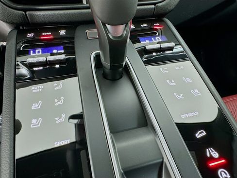 Certified 2026 Porsche Macan AWD/4WD image 22