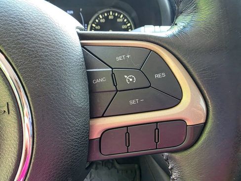Used 2017 Jeep Renegade Latitude FWD image 19