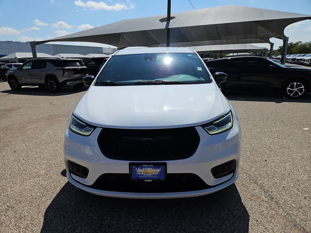 Used 2024 Chrysler Pacifica Limited FWD image 3