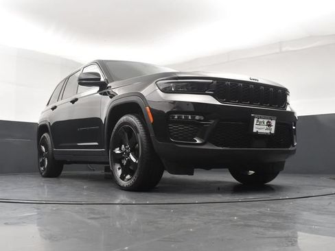 Used 2023 Jeep Grand Cherokee Limited w/ Black Appearance Package AWD/4WD image 19