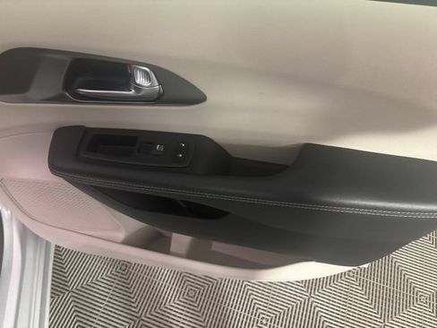 Used 2024 Chrysler Pacifica Touring-L image 20