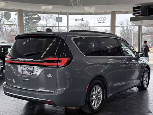 Used 2022 Chrysler Pacifica Touring-L image 7