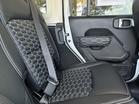 Used 2024 Jeep Wrangler Unlimited Sport image 31