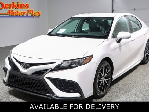 Used 2023 Toyota Camry SE FWD image 1