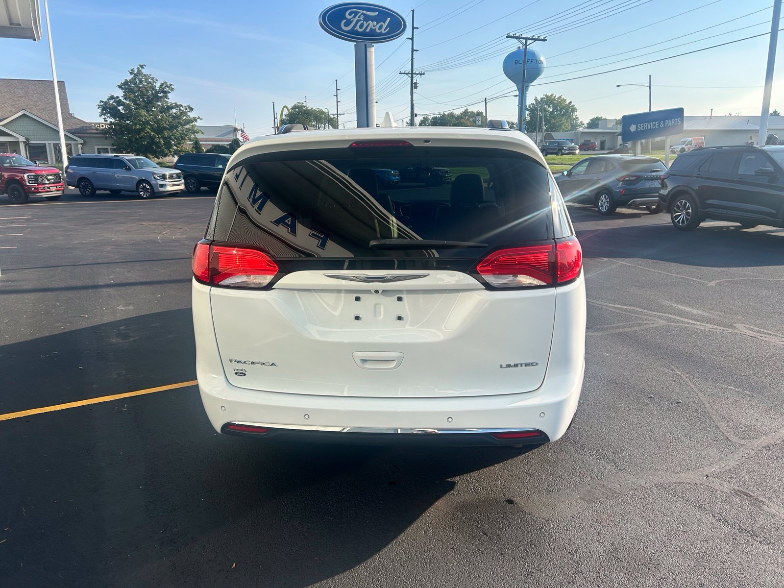 Used 2017 Chrysler Pacifica Limited w/ UConnect Theater Package FWD image 4