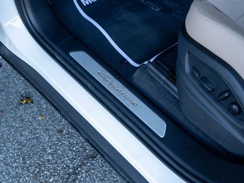 Certified 2025 Porsche Cayenne E-Hybrid w/ Premium Package Plus image 21