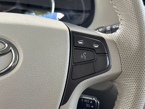 Used 2011 Toyota Sienna XLE FWD image 31