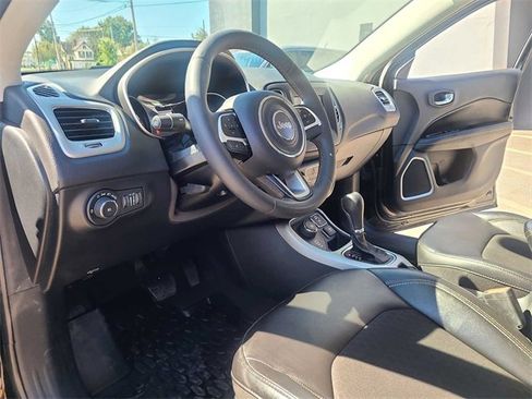 Used 2021 Jeep Compass Latitude image 12