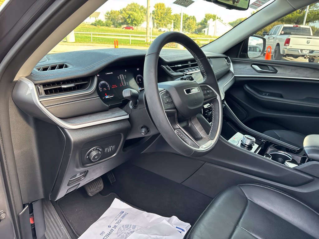 Used 2023 Jeep Grand Cherokee Limited w/ Luxury Tech Group II RWD image 32